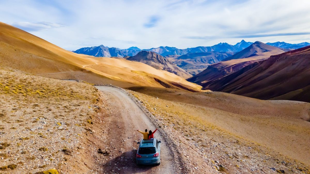 A diferencia de los complejos comerciales, las termas cercanas al valle mantienen su estado natural, permitiendo baños de inmersión en medio de la soledad cordillerana. A diferencia de los complejos comerciales, las termas cercanas al valle mantienen su estado natural, permitiendo baños de inmersión en medio de la soledad cordillerana.