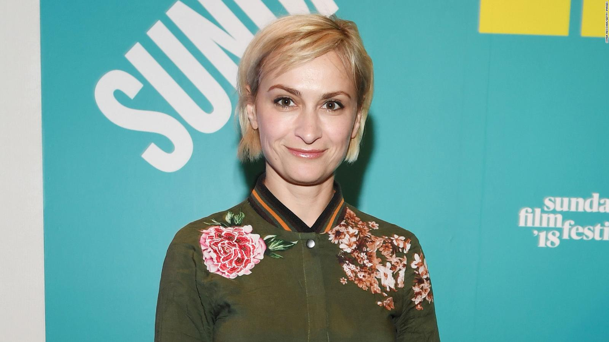 Halyna Androsovych Hutchins, m&aacute;s conocida como Halyna Hutchins, fue una directora de fotograf&iacute;a ucraniana-estadounidense acreditada en el trabajo de m&aacute;s de treinta pel&iacute;culas, cortometrajes y miniseries de televisi&oacute;n, incluidas las pel&iacute;culas Archenemy, Darlin' y Blindfire.