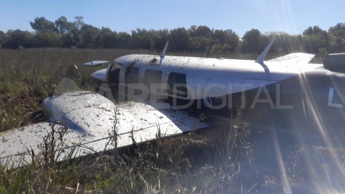 La avioneta tiene&nbsp;matrícula LV-MEE y de color gris.&nbsp;