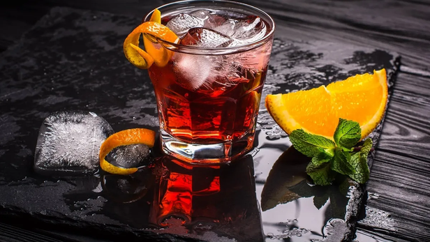 Cómo hacer un cóctel Negroni, la receta del clásico italiano ideal como aperitivo