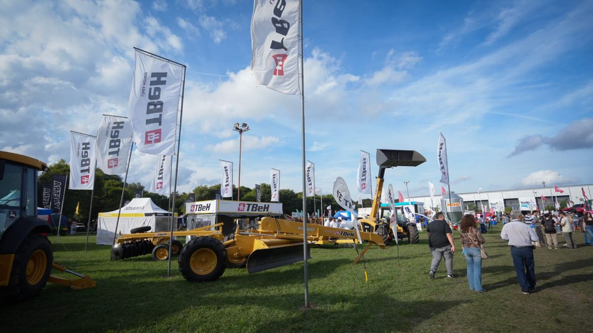 TBeH es referente nacional en maquinaria para mantenimiento y apertura de caminos rurales.
