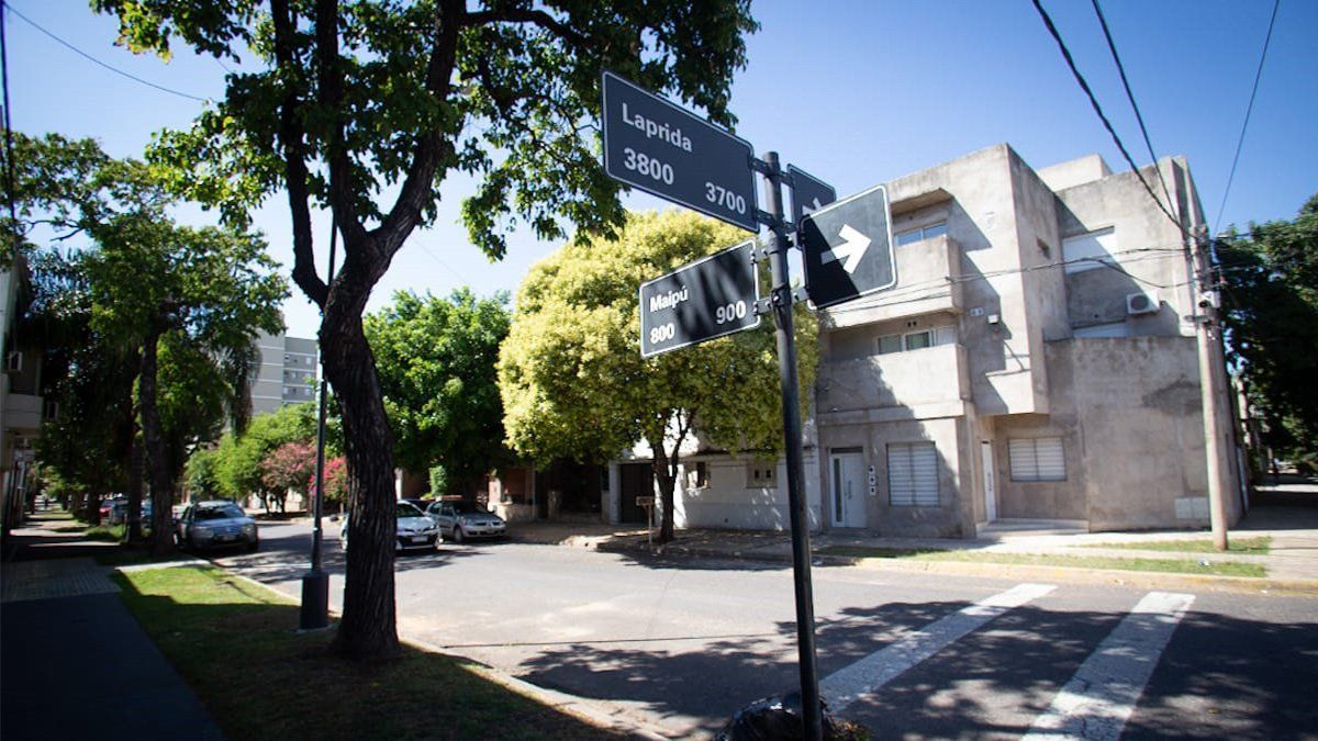 La esquina donde los tres delincuentes redujeron a Gastón Cabrera que aguardaba a su esposa dentro del vehículo Peugeot 307 de color negro.