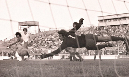 la primera brocha del maestro: a 45 anos del primer gol de maradona en primera division la primera brocha del maestro: a 45 anos del primer gol de maradona en primera division