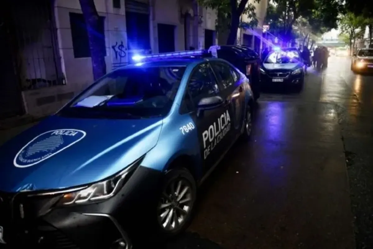 La víctima fue trasladada de urgencia al Hospital Italiano, donde fue asistida y más tarde le dieron el alta.