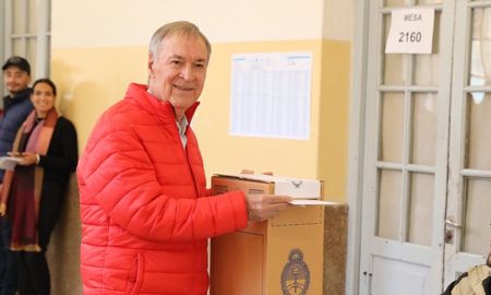 Fuentes allegadas Juan Schiaretti afirmaron que el candidato cordobés está en perfecto estado. Fuentes allegadas Juan Schiaretti afirmaron que el candidato cordobés está en perfecto estado.