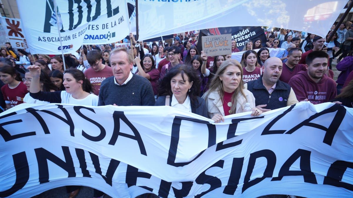 Alejandro Toffolo, rector de la Universidad Tecnológica Nacional, junto a Laura Tarabella y Liliana Dillon, rectora y vicerrectora de la Universidad Nacional del Litoral, quienes encabezaron la columna en Santa Fe.