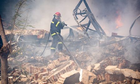 Las llamas se expandieron rápidamente y tardaron en contenerse en el inmueble ubicado en Estanislao Zeballos al 3400. Las llamas se expandieron rápidamente y tardaron en contenerse en el inmueble ubicado en Estanislao Zeballos al 3400.