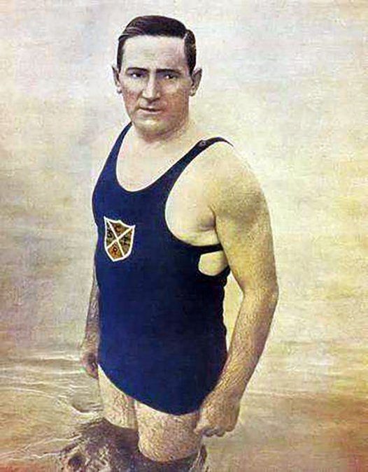 En total y, sumando todos los raides que realizó a lo largo de su brillante trayectoria, don Pedro Candioti nadó 7569 kilómetros entre 1922 y 1946, y pasó 2000 horas en el agua, Incluso, al récord mundial de permanencia en la misma, y que él estableciera, ¡lo quebró cinco veces!