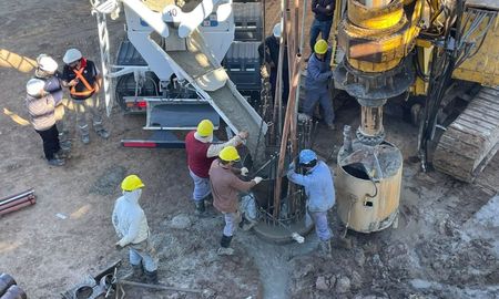 Este viernes comenzó el relleno del primer pilote de los 136 que compondrán el nuevo puente que unirá Santa Fe y Santo Tomé. Este viernes comenzó el relleno del primer pilote de los 136 que compondrán el nuevo puente que unirá Santa Fe y Santo Tomé.