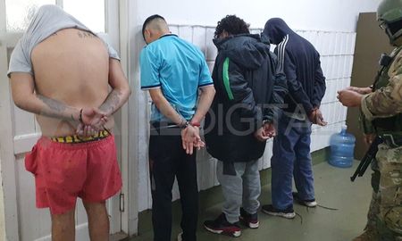 El Viejo Canterol de campera azul y verde, es investigado como miembro de una asociación ilícita dedicada al narcotráfico y otros delitos graves. El Viejo Canterol de campera azul y verde, es investigado como miembro de una asociación ilícita dedicada al narcotráfico y otros delitos graves.