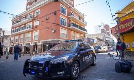 Policías e investigadores cómo ingresaron los delincuentes al edificio. Policías e investigadores cómo ingresaron los delincuentes al edificio.
