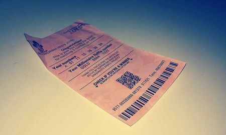 Descubrió un boleto de lotería premiado con 74.000 dólares en una campera que había prestado a un amigo Descubrió un boleto de lotería premiado con 74.000 dólares en una campera que había prestado a un amigo