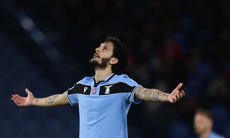 Autoridades sanitarias investigarán si el entrenador de la Lazio rompió los protocolos e hizo entrenar a sus jugadores en grupos multitudinarios. Autoridades sanitarias investigarán si el entrenador de la Lazio rompió los protocolos e hizo entrenar a sus jugadores en grupos multitudinarios.