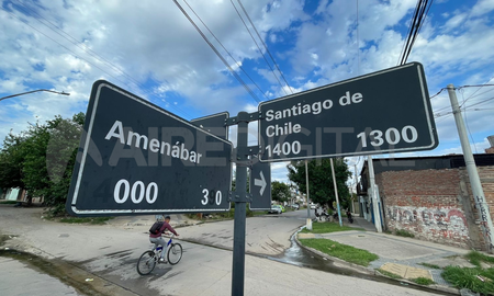 Un hombre de 64 años fue hallado muerto en inmediaciones de Santiago de Chile y Amenábar. Un hombre de 64 años fue hallado muerto en inmediaciones de Santiago de Chile y Amenábar.