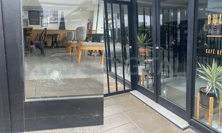 Dulce de Leche & Co volvió a sufrir un hecho de inseguridad. Esta vez, un delincuente intentó romper el vidrio de la puerta. Dulce de Leche & Co volvió a sufrir un hecho de inseguridad. Esta vez, un delincuente intentó romper el vidrio de la puerta.
