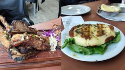 altText(Fue a El Ferroviario, pidió una porción de asado ancho y una provoleta: cuánto gastó)}