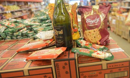 Traerá sidra, pan dulce, budín, garrapiñada y turrón. Traerá sidra, pan dulce, budín, garrapiñada y turrón.