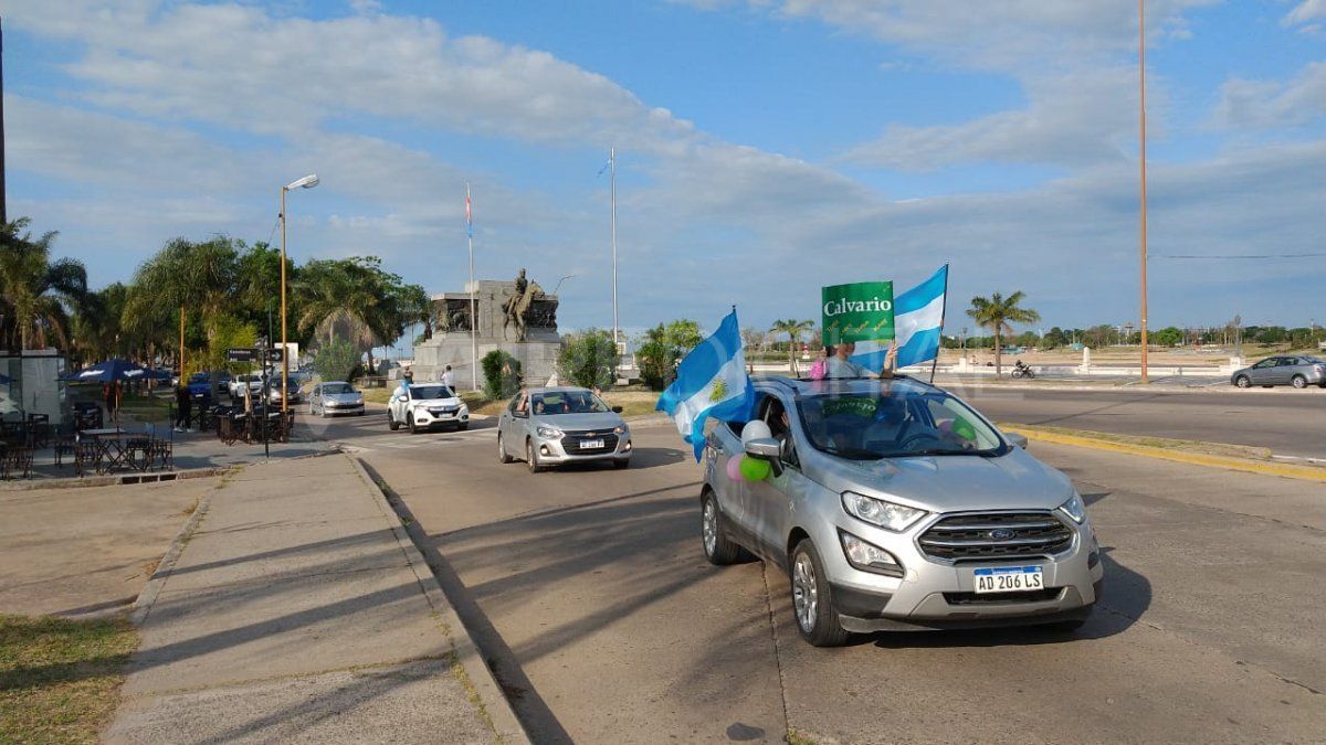 La caravana terminó su recorrido en la plaza 25 de Mayo de Santa Fe.