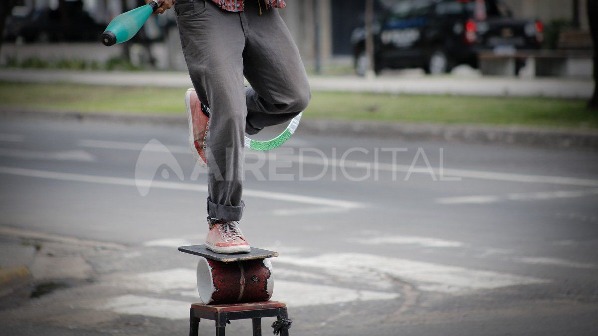Malabarear la calle: los artistas de las esquinas de Santa Fe