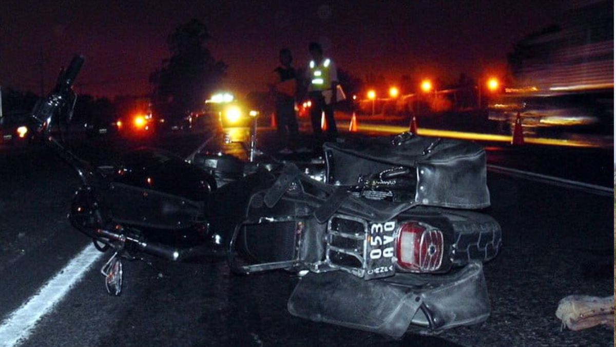 La moto de Pappo, en la ruta 5, después del accidente que provocó su muerte. La moto de Pappo, en la ruta 5, después del accidente que provocó su muerte.