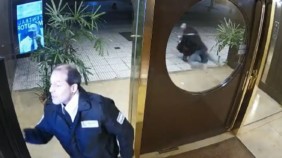 Polémica: la llamativa inacción de un vigilador cuando asaltaron a un vecino en la puerta del edificio
