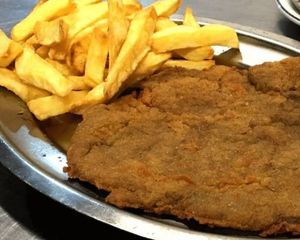 La milanesa es un filete, normalmente de carne vacuna, que se cocina frito o al horno. La milanesa es un filete, normalmente de carne vacuna, que se cocina frito o al horno. 
