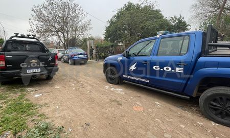 Con grupos tácticos, los detectives allanaron el domicilio investigado. Con grupos tácticos, los detectives allanaron el domicilio investigado.