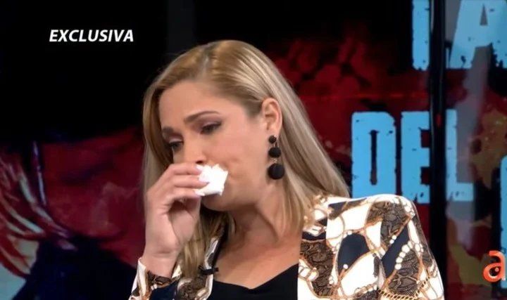 Mavys Álvarez se quebró en America Tevé, de Miami, al hablar de lo que sufrió cuando estuvo con Diego Maradona. Captura TV.