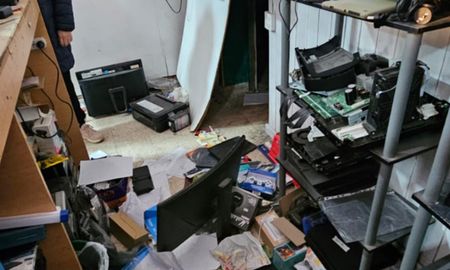 Los ladrones entraron al comercio luego de romper una pared de una casa desocupada. Los ladrones entraron al comercio luego de romper una pared de una casa desocupada.