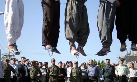 En los últimos días, dos hombres fueron ejecutados en la horca por profanar el Corán e insultar al Islam y al profeta Mahoma, en medio de un aumento de los ajusticiamientos en Irán por casos de blasfemia. En los últimos días, dos hombres fueron ejecutados en la horca por profanar el Corán e insultar al Islam y al profeta Mahoma, en medio de un aumento de los ajusticiamientos en Irán por casos de blasfemia.