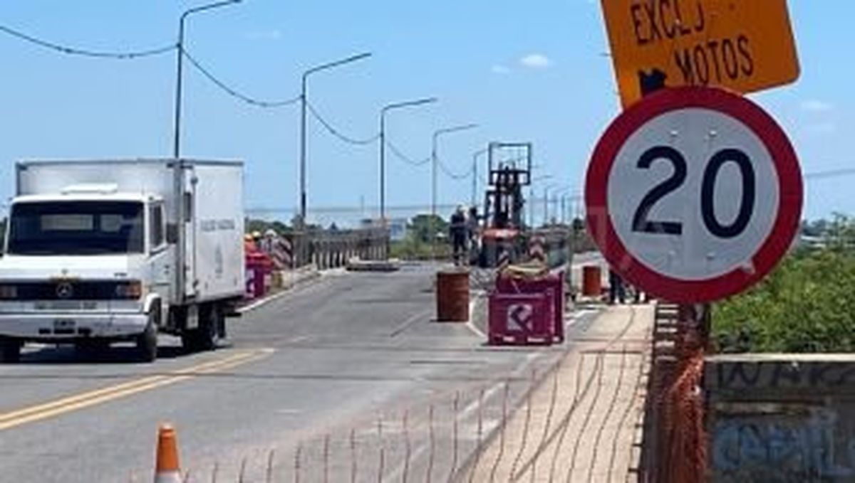 La restricción de tránsito obedeció a los trabajos de reparación de la estructura y a las maniobras de elevación del tablero deprimido. La restricción de tránsito obedeció a los trabajos de reparación de la estructura y a las maniobras de elevación del tablero deprimido.
