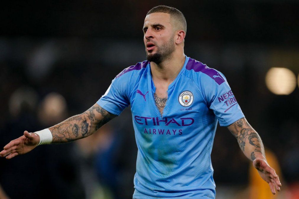 Un defensor del Manchester City pidió por quedarse en casa y organizó una fiesta sexual en la suya