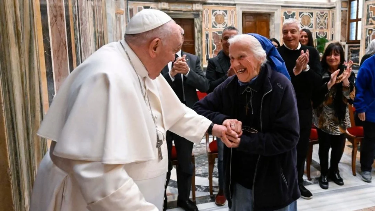 Geneviève Jeanningros, amiga del Papa y sobrina de una monja desaparecida en la dictadura, despidió a Francisco entre lágrimas. Geneviève Jeanningros, amiga del Papa y sobrina de una monja desaparecida en la dictadura, despidió a Francisco entre lágrimas.