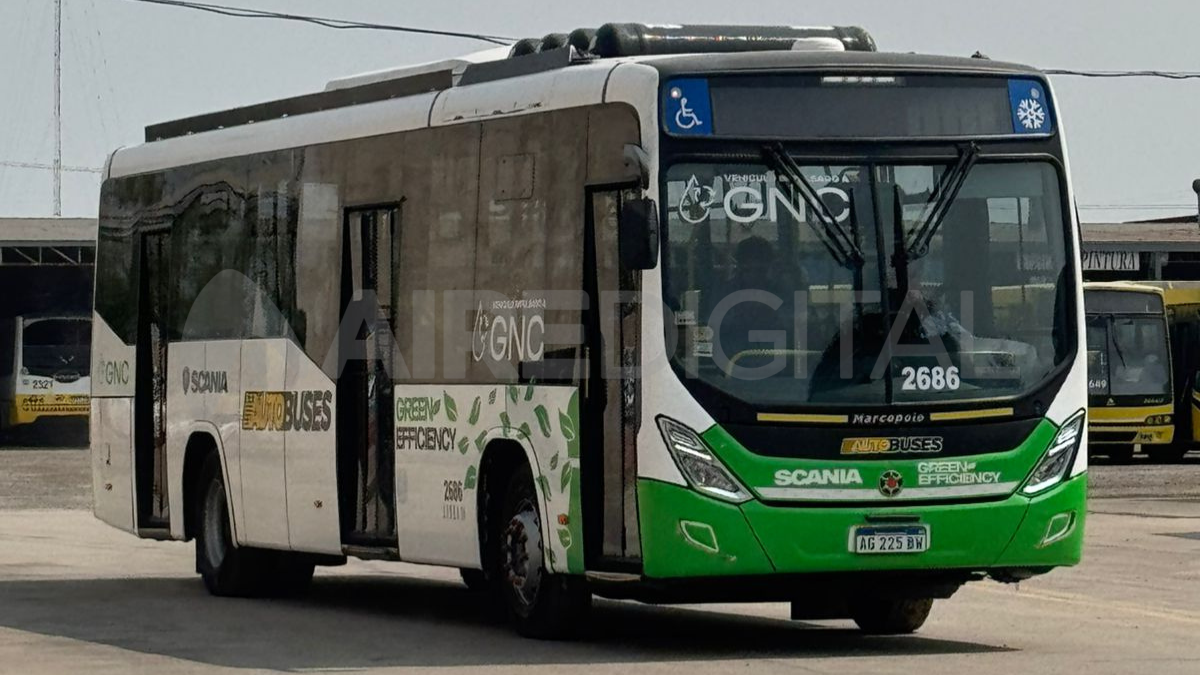 Prueba piloto: un colectivo a GNC circula por las calles de la ciudad de Santa Fe.
