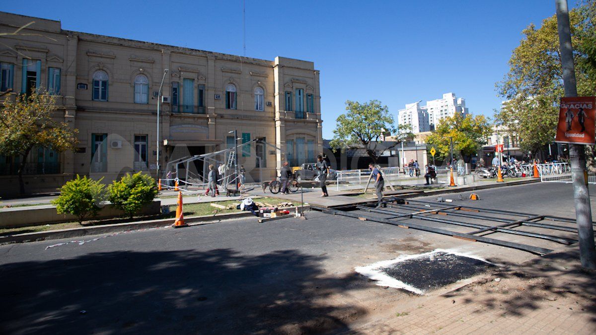 Trabajan para instalar la rampa y manga que conectarán el hospital Cullen con el hospital modular militar.