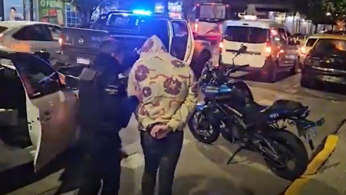 La policía detuvo al hombre y a su acompañante.