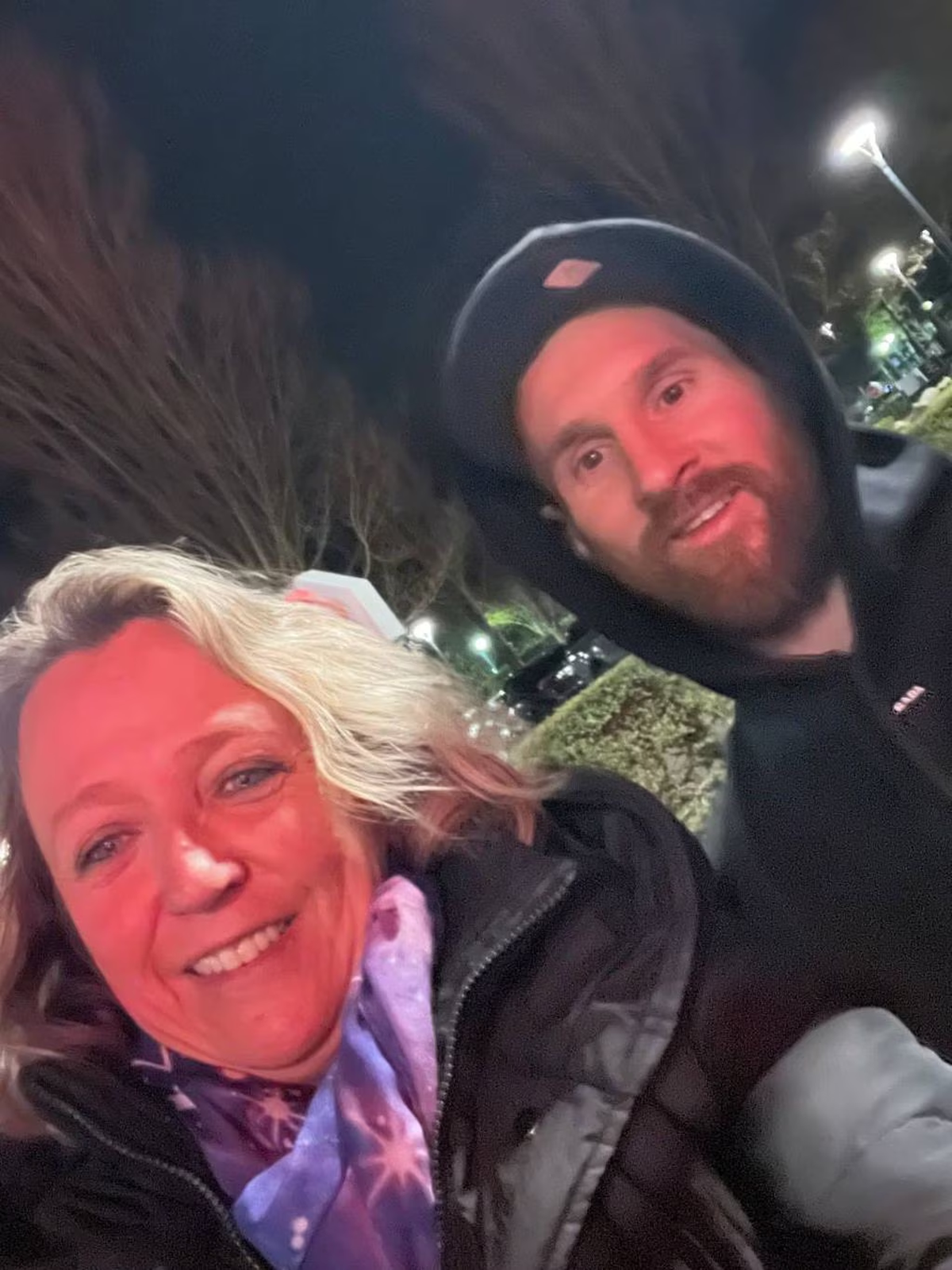 Una visitante del parque temático cumplió la misión y se sacó una selfie con Leo. Foto: @Olydri_Fournier