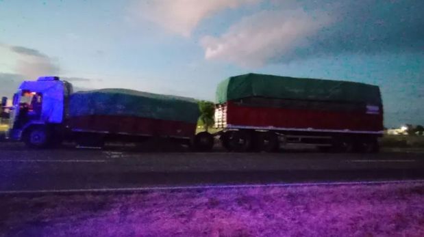 Un camión cargado con girasol perdió dos ruedas en la Ruta Nacional 11, en jurisdicción de Malabrigo.