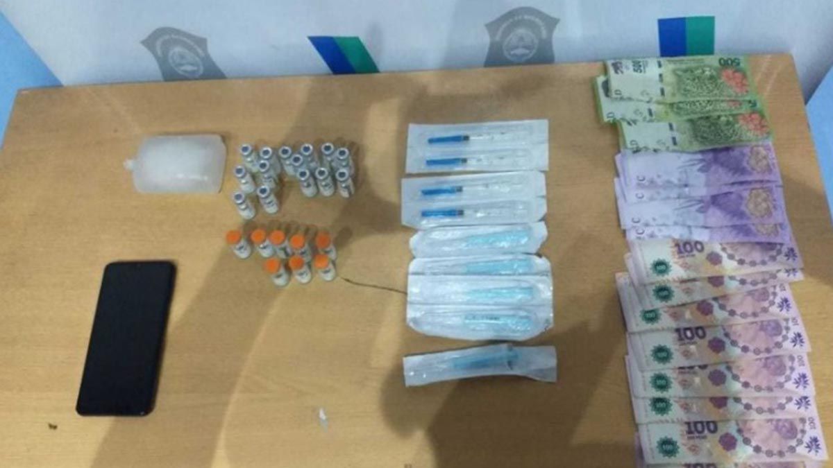 La denuncia fue radicada por el propio intendente de Berissso, luego de que una vecina le diera a conocer que un sujeto llamado "Roly Chávez" le había ofrecido vacunas contra el Covid-19 a cambio de $5.000.