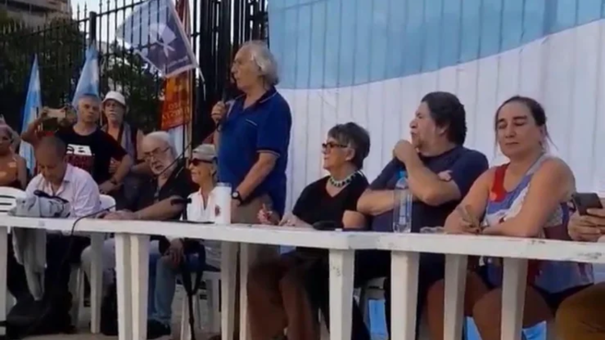 Opositores realizaron un acto para pedir un juicio político a Javier Milei Opositores realizaron un acto para pedir un juicio político a Javier Milei