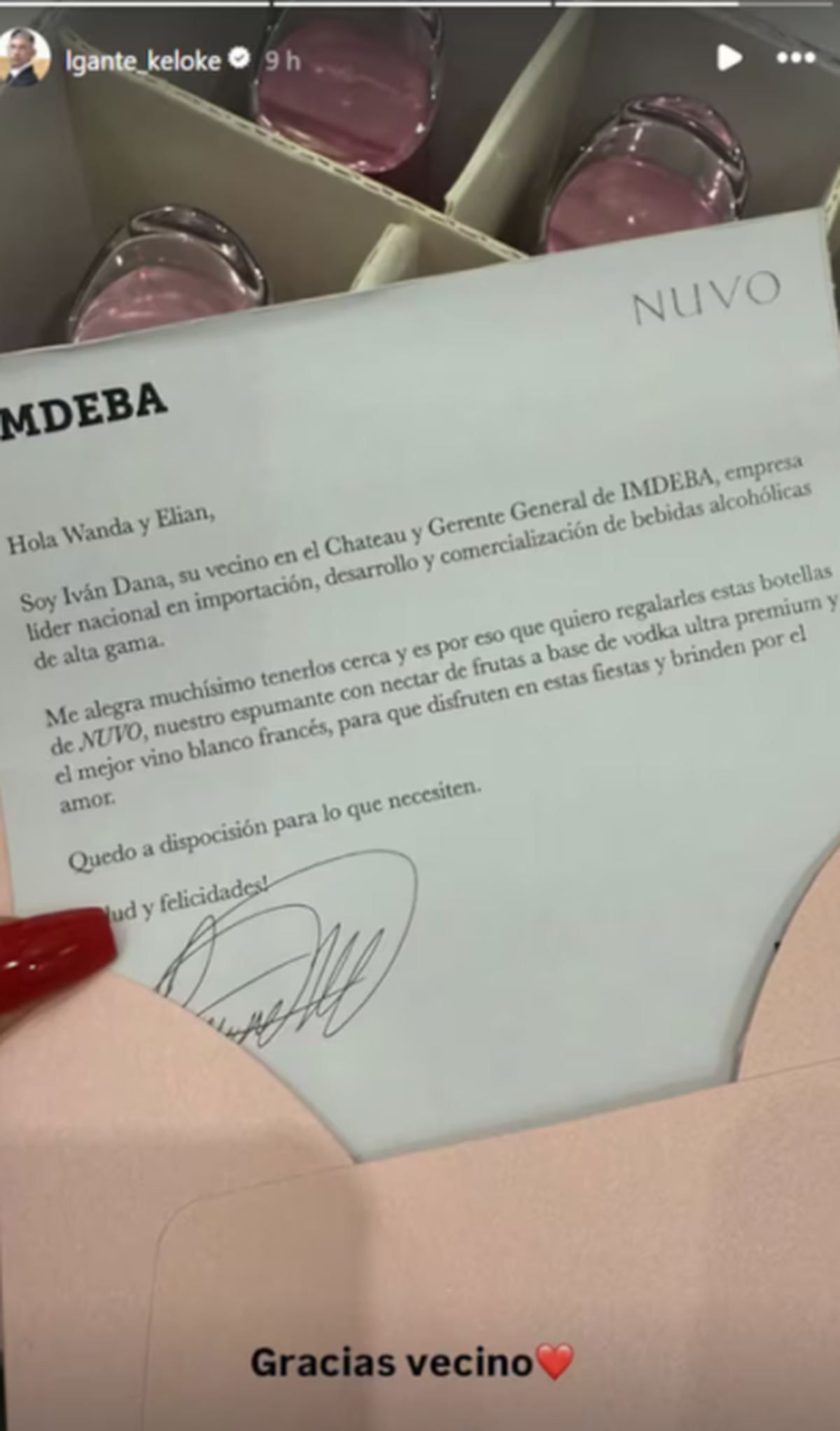 Un vecino les dejó un obsequio acompañado de una cálida carta a Wanda Nara y L-Gante. Un vecino les dejó un obsequio acompañado de una cálida carta a Wanda Nara y L-Gante.