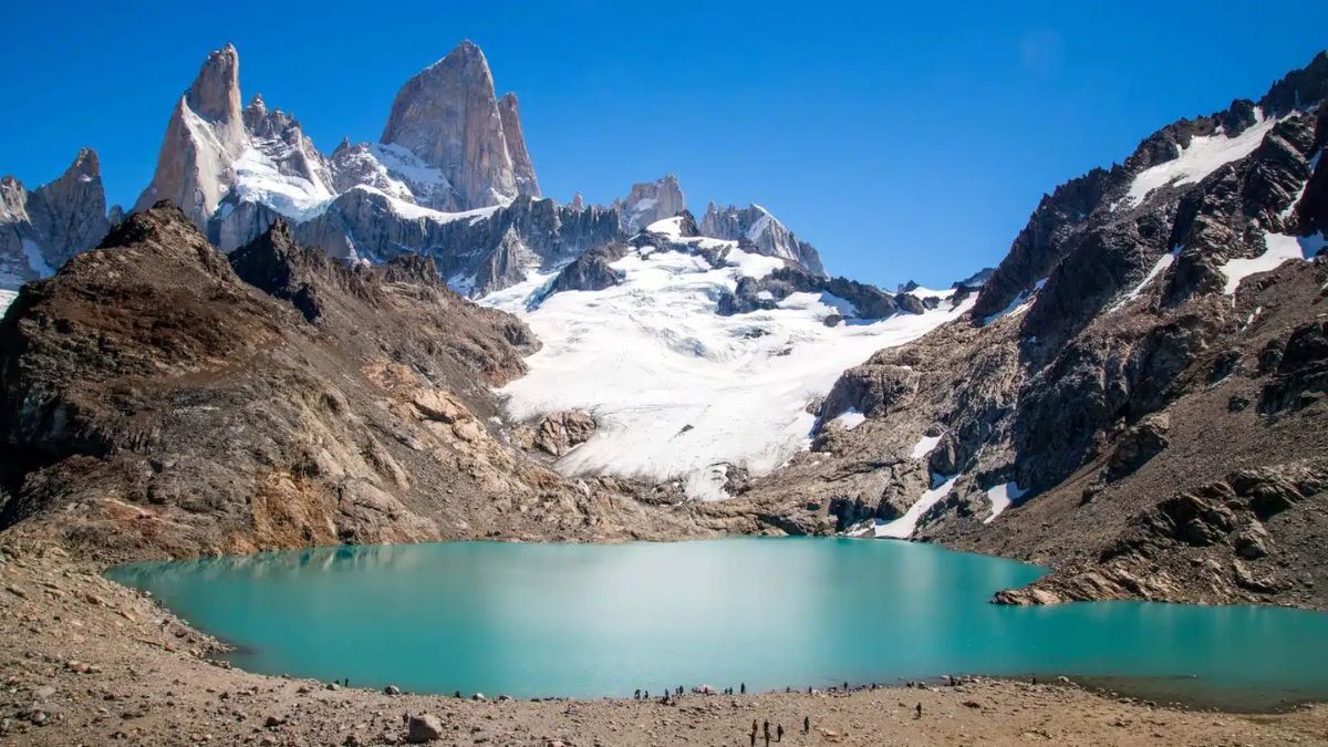 La Laguna de los Tres, situado dentro del Parque Nacional Los Glaciares, El Chaltén, es uno de los destinos más emblemáticos para los amantes del senderismo y la naturaleza. La Laguna de los Tres, situado dentro del Parque Nacional Los Glaciares, El Chaltén, es uno de los destinos más emblemáticos para los amantes del senderismo y la naturaleza.