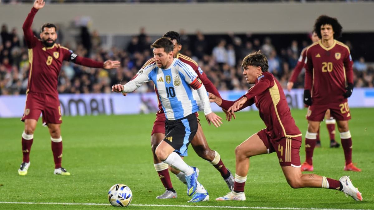 Una foto repetida: Messi juntando marcas rivales con pelota dominada.