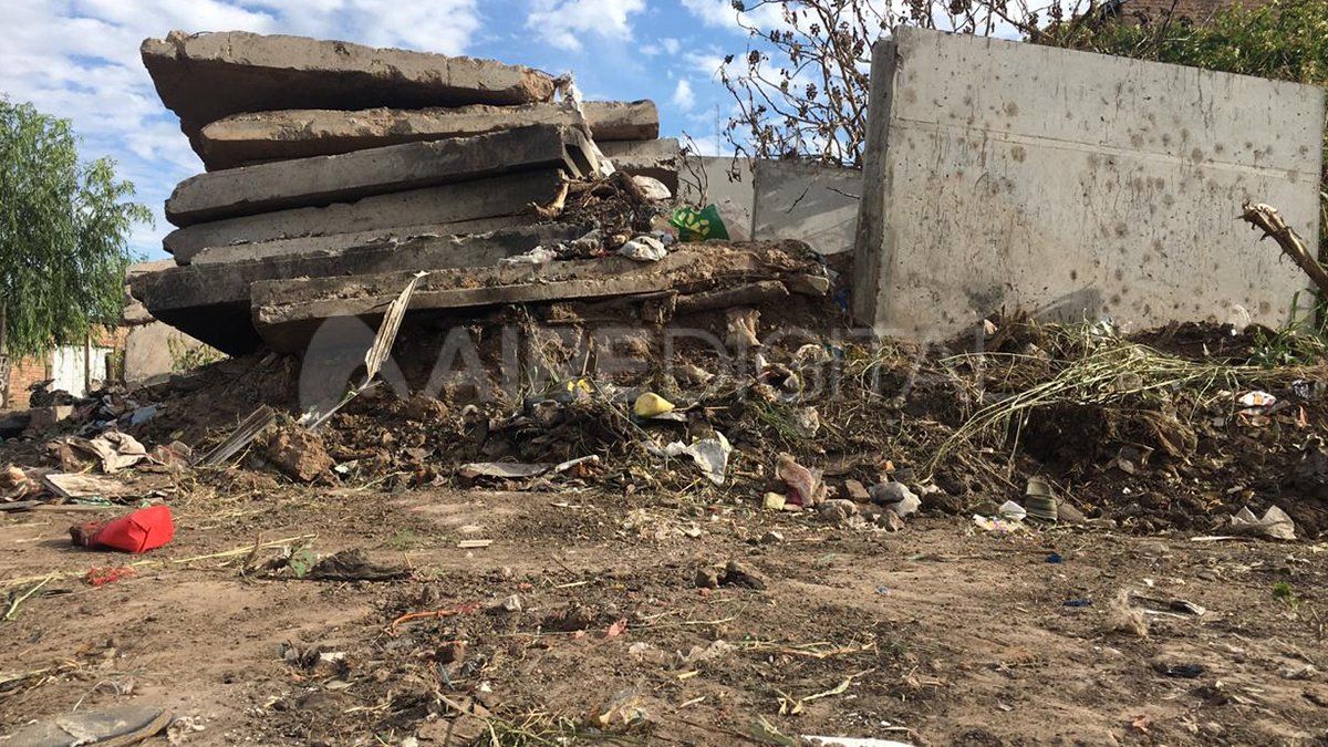 Los vecinos de Barrio san José reclaman la finalización de la obra del desagüe Espora, un trabajo que lleva años de atrasos e suspensiones.