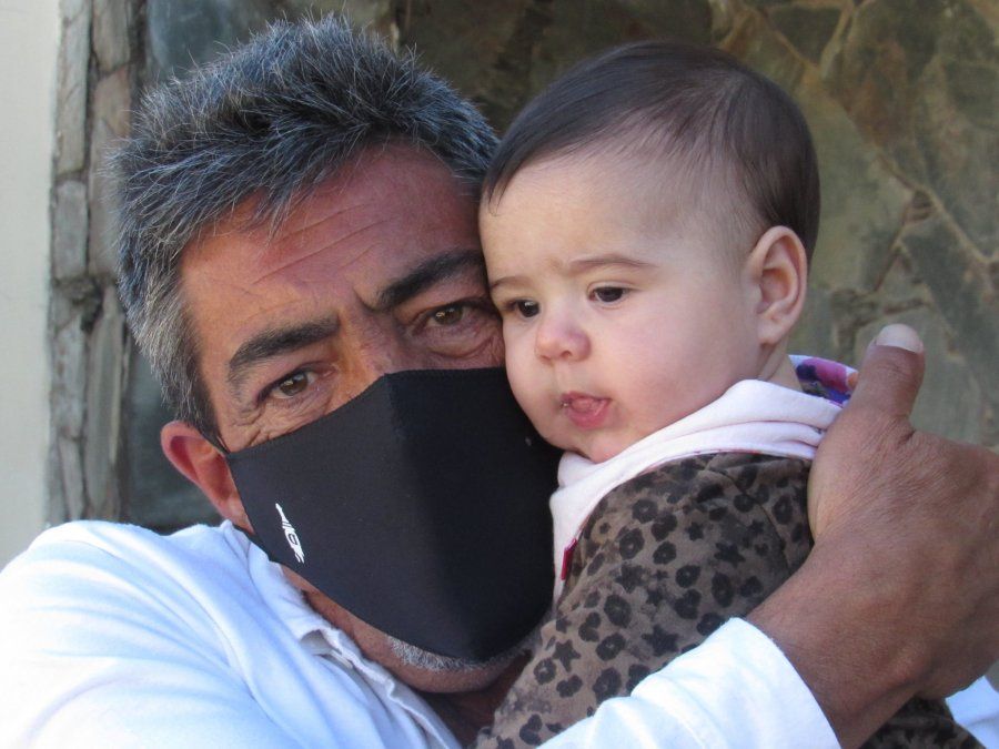 Jorge Formento junto a su nieta.