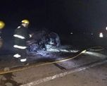 El conductor del auto chocó contra un montículo de tierra El conductor del auto chocó contra un montículo de tierra