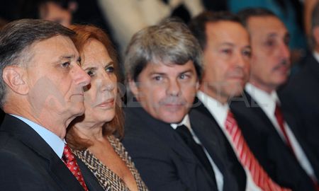 De izquierda a derecha. Hermes Binner (exgobernador de Santa Fe), Griselda Tessio (exvicegobernadora), Jorge Barraguirre (fiscal de Estado), Rubén Gustiniani y Jorge Obeid (exgobernador). De izquierda a derecha. Hermes Binner (exgobernador de Santa Fe), Griselda Tessio (exvicegobernadora), Jorge Barraguirre (fiscal de Estado), Rubén Gustiniani y Jorge Obeid (exgobernador).