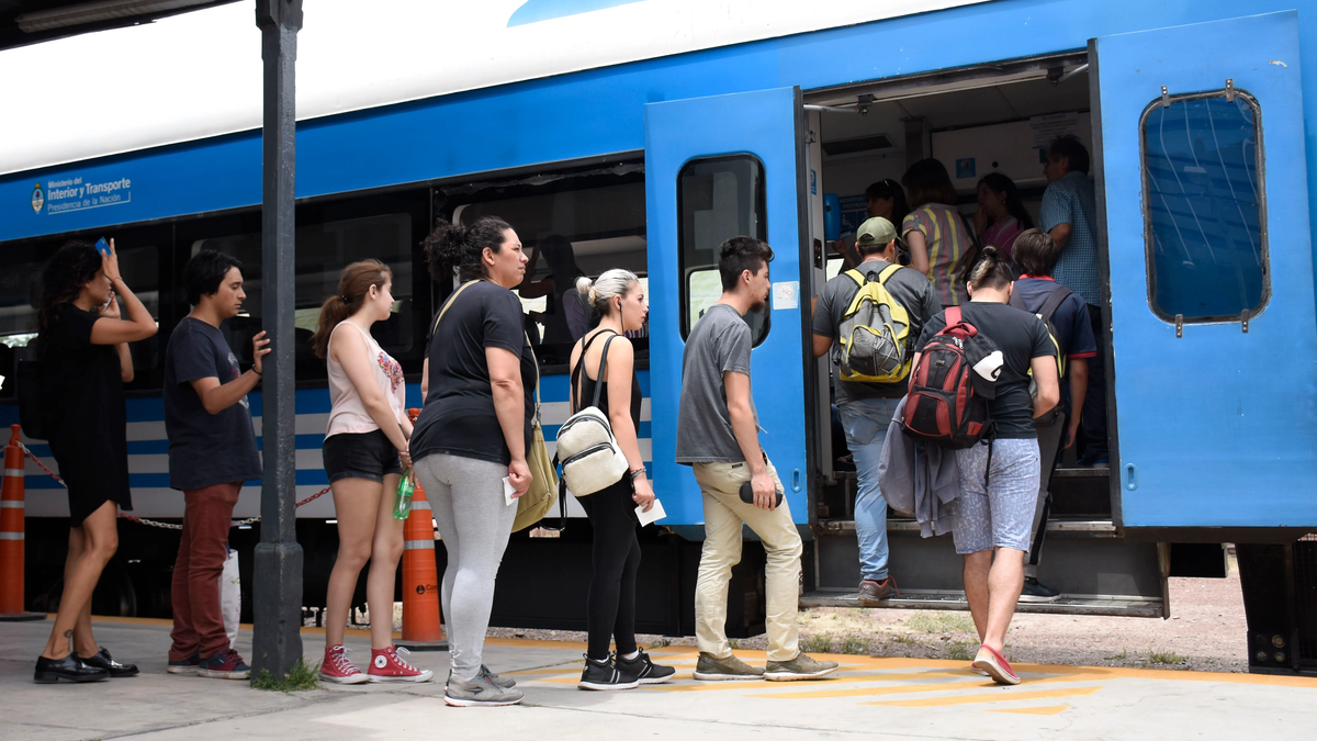 Justicia por mano propia: lo descubrieron manoseando mujeres en el tren y  lo lincharon