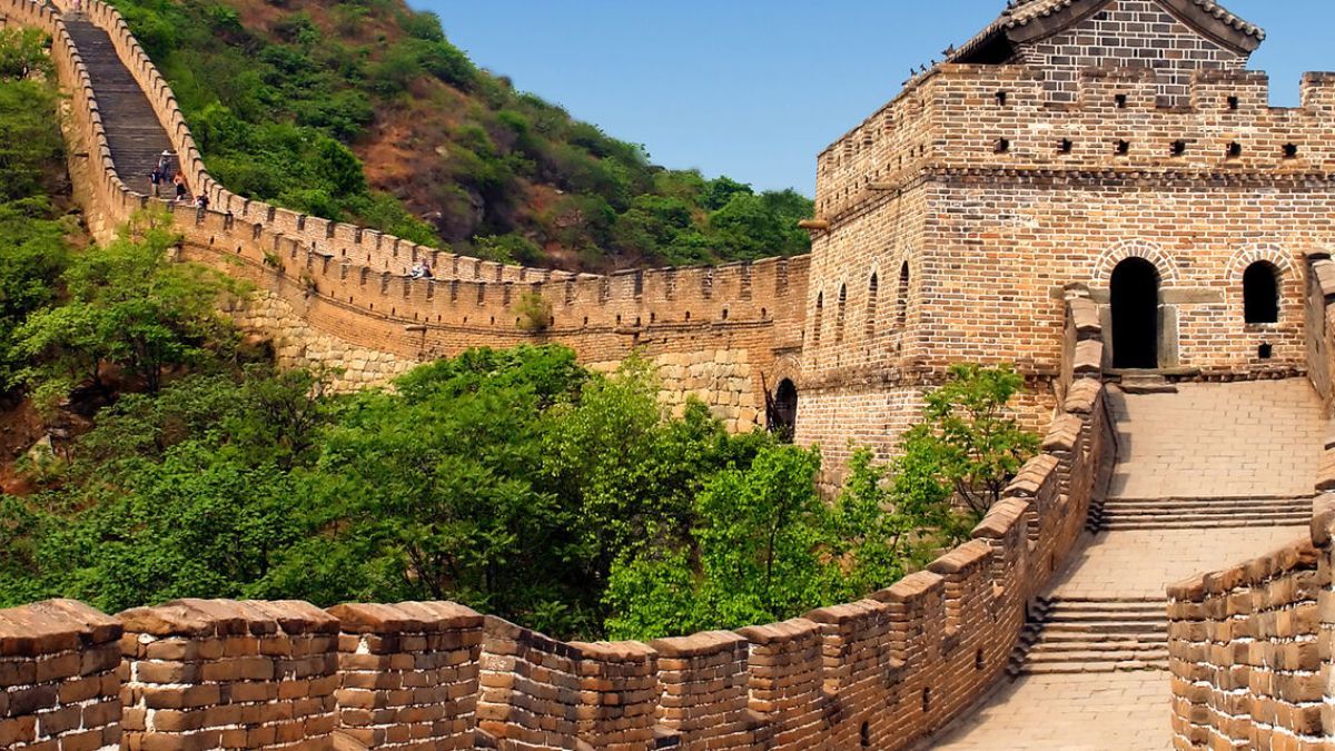 La Gran Muralla es uno de los principales atractivos de China con 21.196 kilómetros de largo. La Gran Muralla es uno de los principales atractivos de China con 21.196 kilómetros de largo.