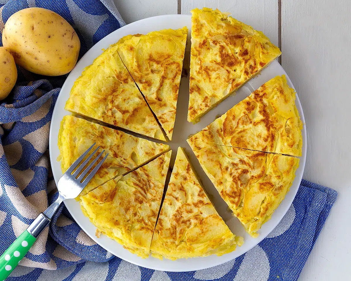 La receta de la tortilla de papas es muy sencilla y lleva pocos ingredientes. La receta de la tortilla de papas es muy sencilla y lleva pocos ingredientes.